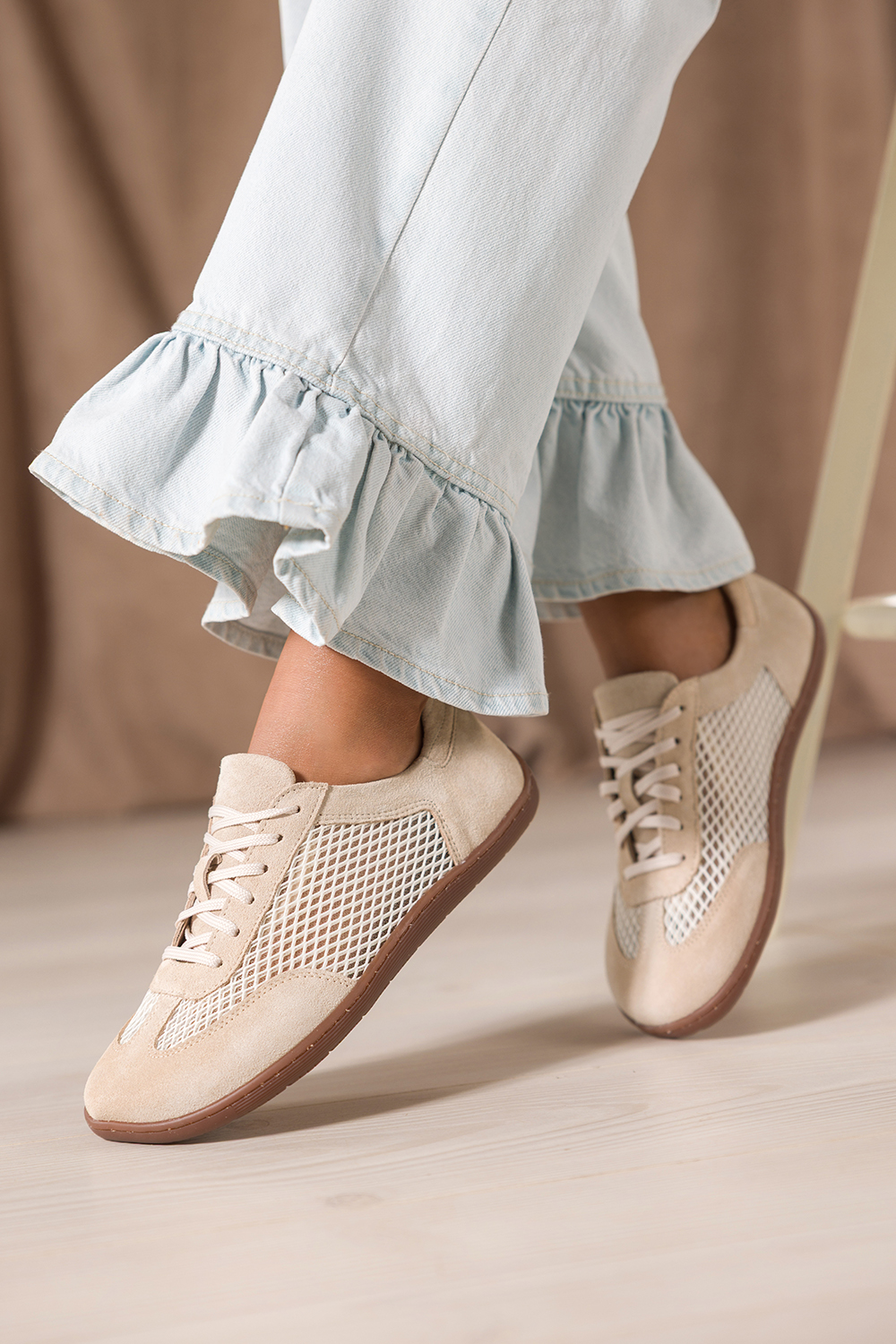Beżowe buty barefoot siateczkowe skórzane damskie szerokie na elastycznej płaskiej podeszwie sznurowane PRODUKT POLSKI Casu M8726