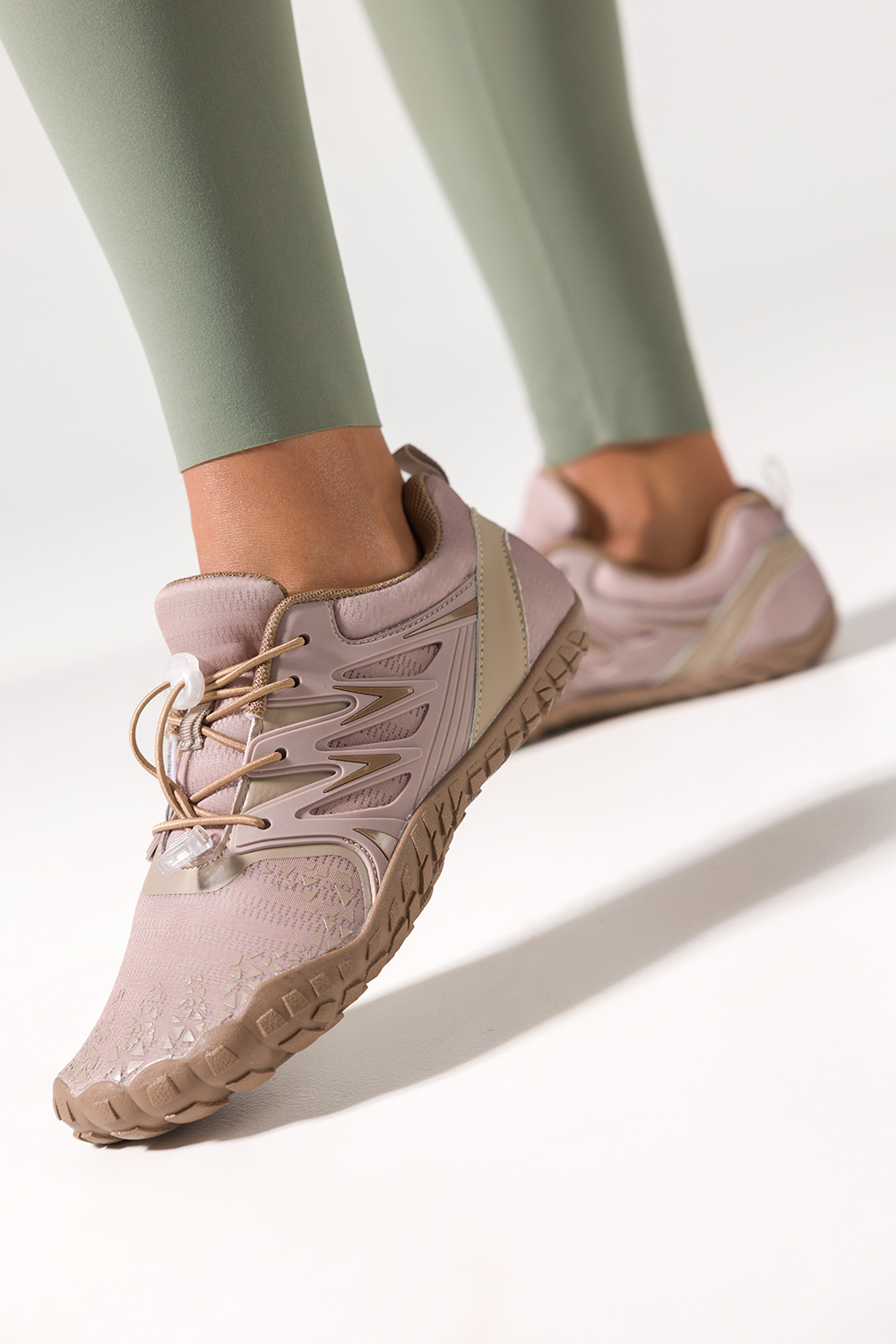 Beżowe buty sportowe barefoot damskie szerokie jasnobrązowe wstawki elastyczne regulowane sznurówki Carla 1332-68