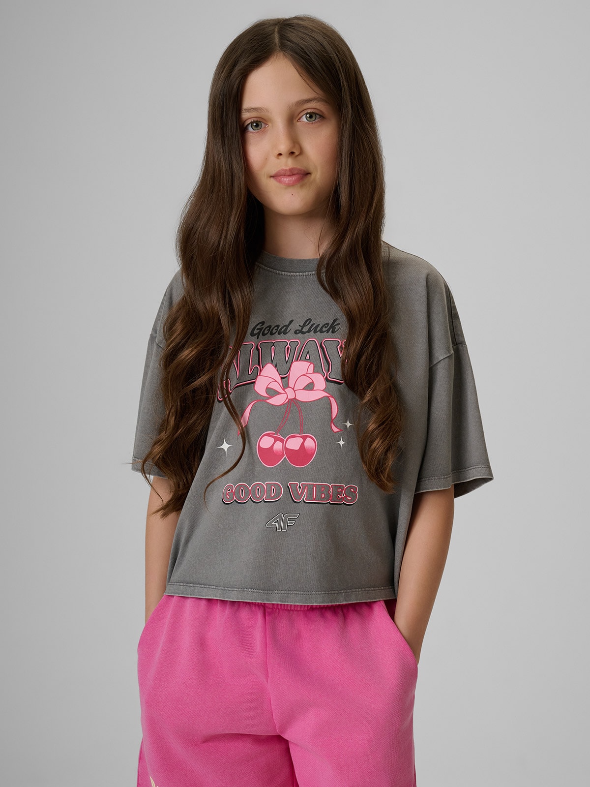 4F T-shirt boxy z nadrukiem dziewczęcy - szary 158/164 (12-14 lat)