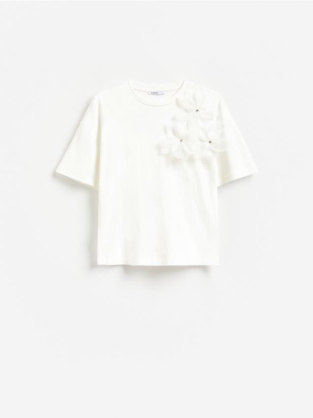 Reserved - T-shirt z kwiatową aplikacją - złamana biel