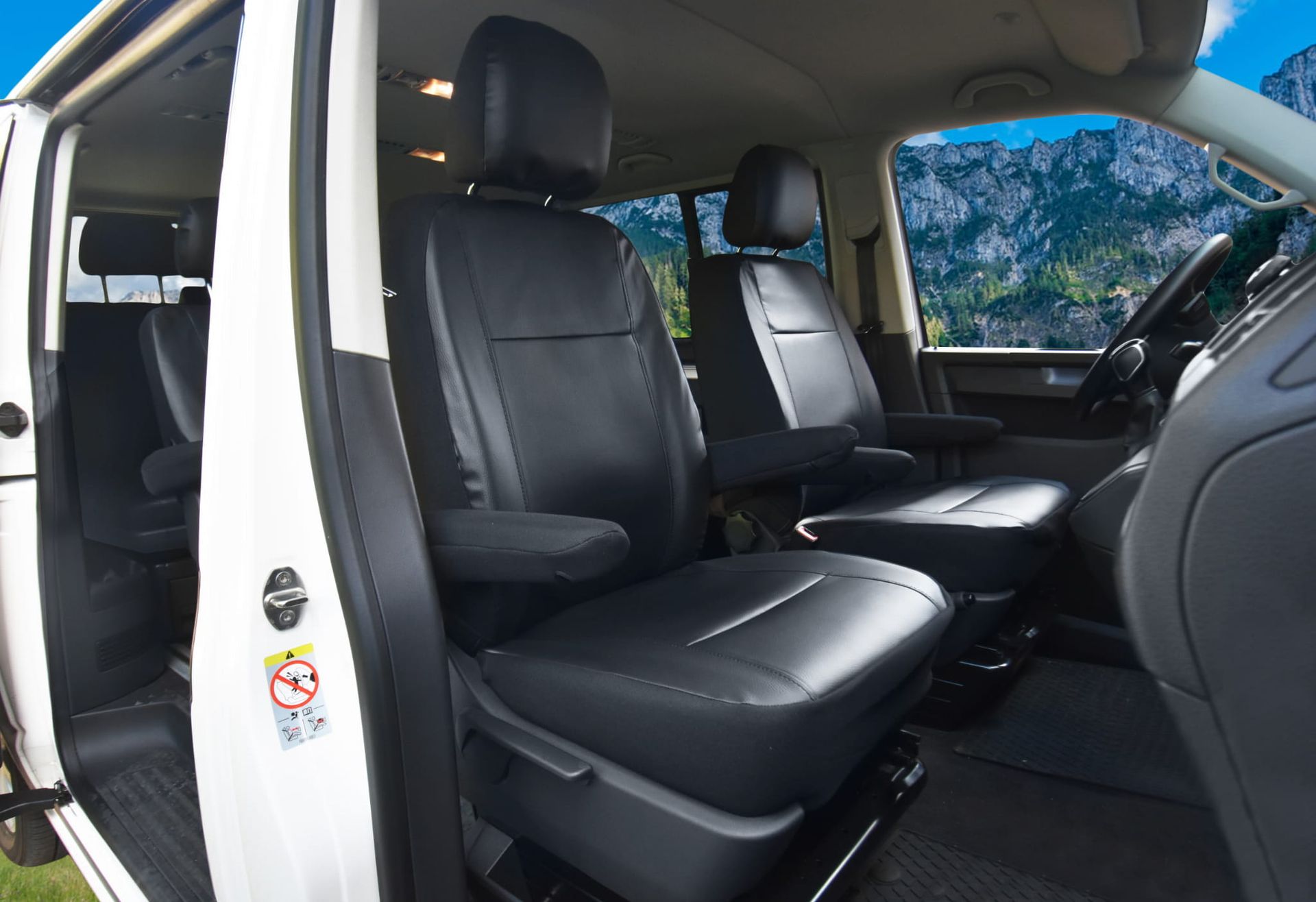 VW T6 Caravelle 1+1 (od 2015-) Pokrowce dedykowane MEISTER (czarna eko-skóra)
