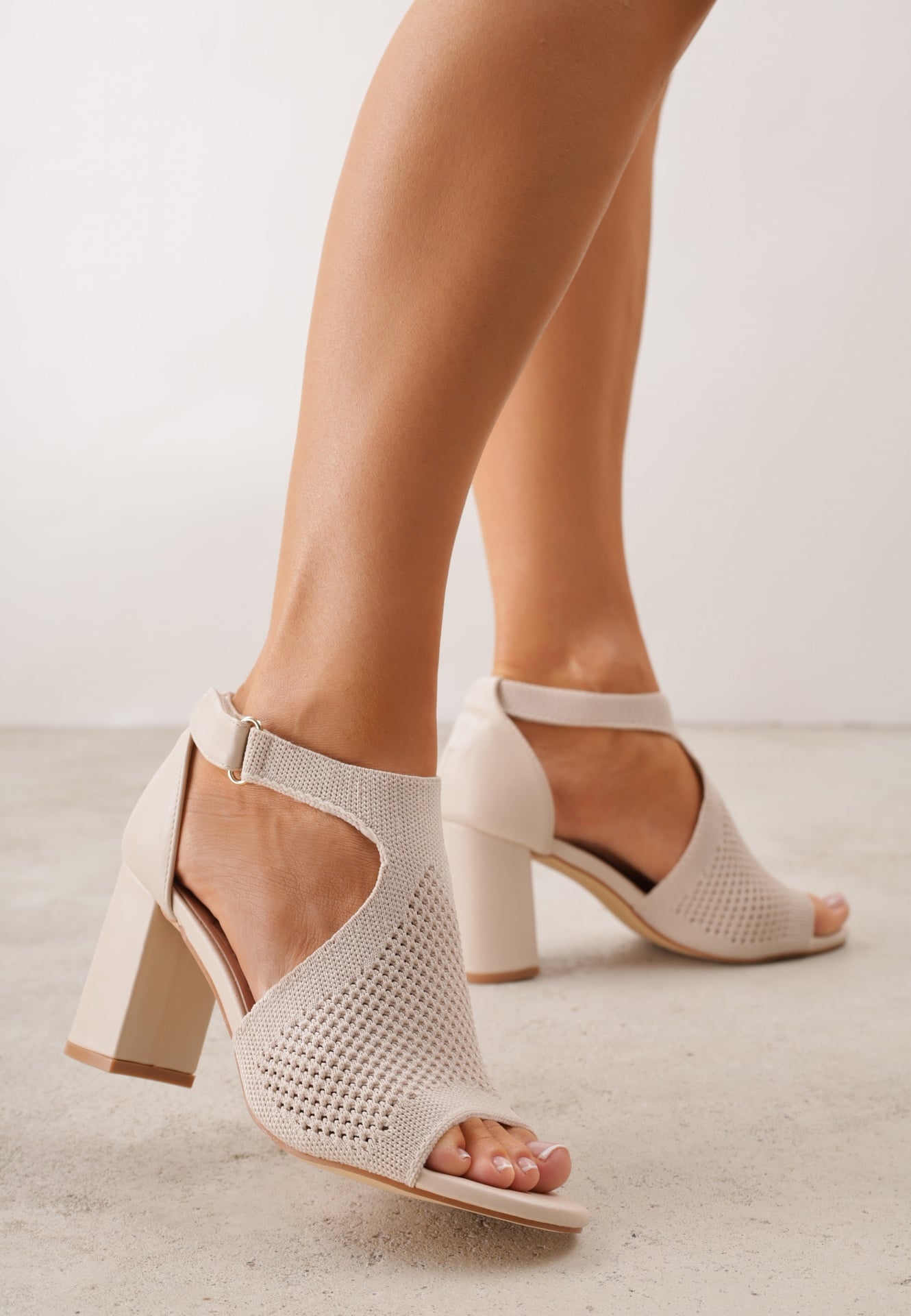 Beżowe Sandały Soft Fit VICES na Obcasie w Stylu Botków z Elastyczną Ażurową Cholewką Comfort Omphopis