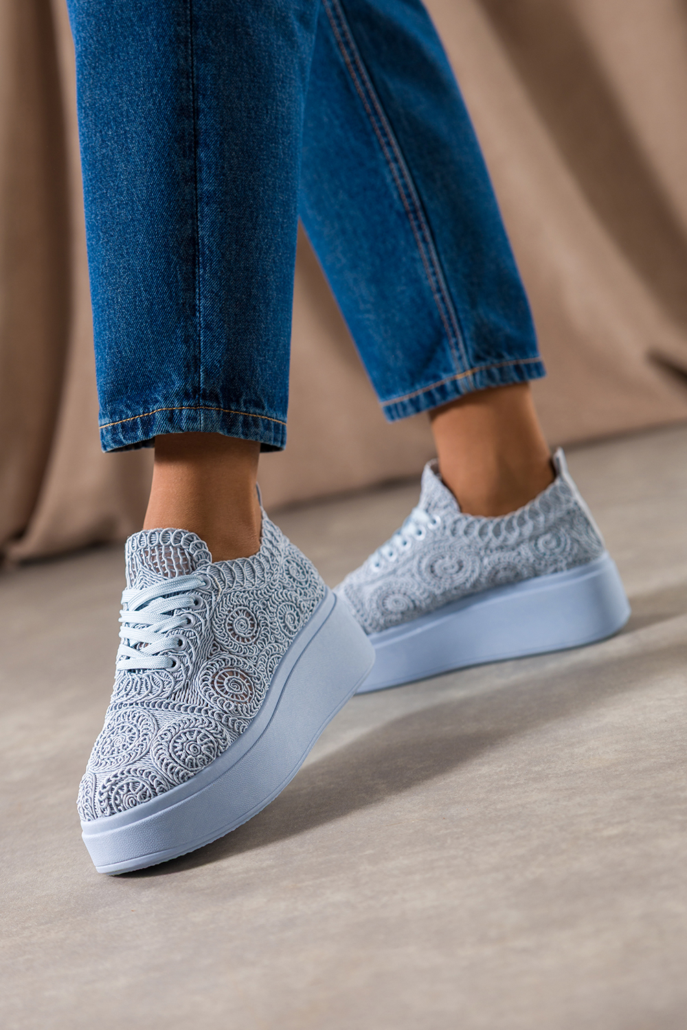 Jasnoniebieskie sneakersy damskie creepersy koronkowe na platformie sznurowane Carla OZ642K