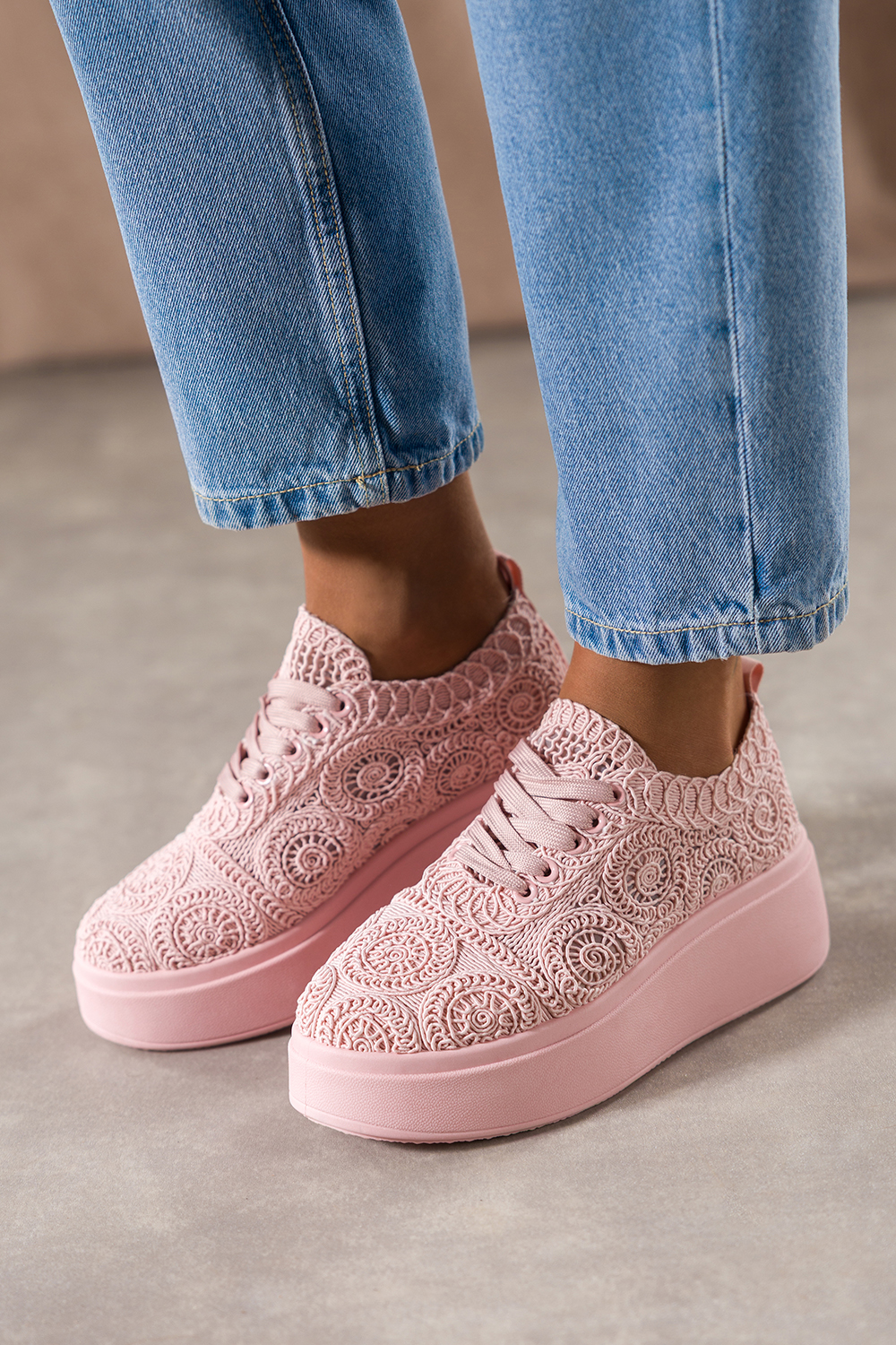Różowe sneakersy damskie creepersy koronkowe na platformie sznurowane Carla OZ642K