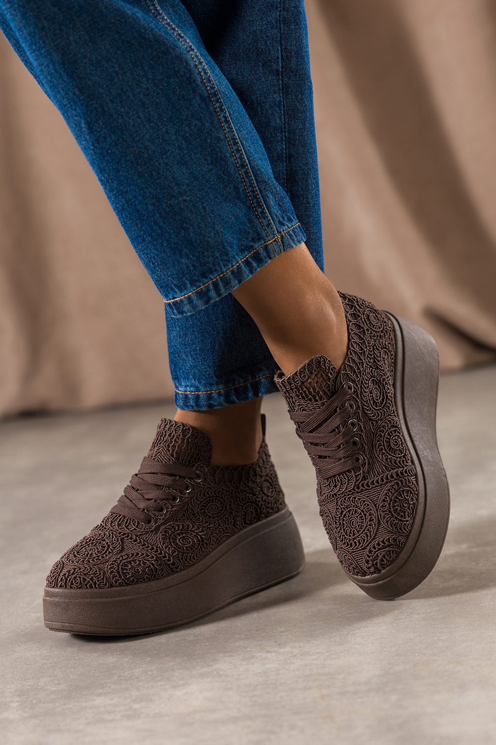 Czekoladowe sneakersy damskie creepersy koronkowe na platformie sznurowane Carla OZ642K