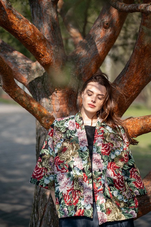 Cara - Kimono z żakardowej tkaniny w kwiaty
