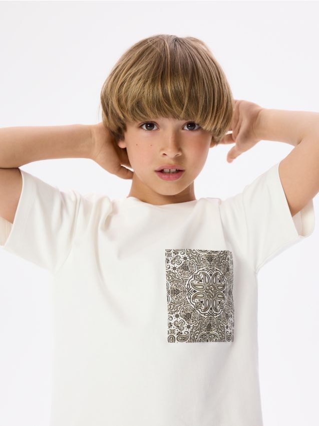 Reserved - T-shirt z kieszonką z autorskim nadrukiem - biały