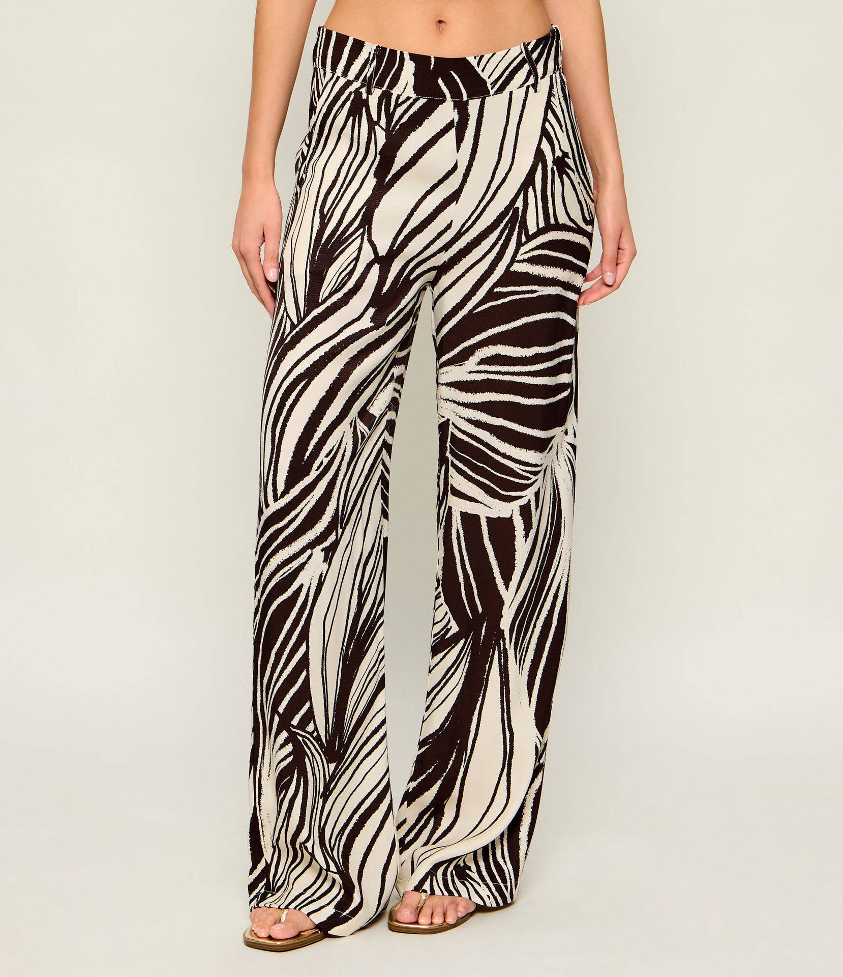 GUESS Spodnie BASTIENNE Loose fit