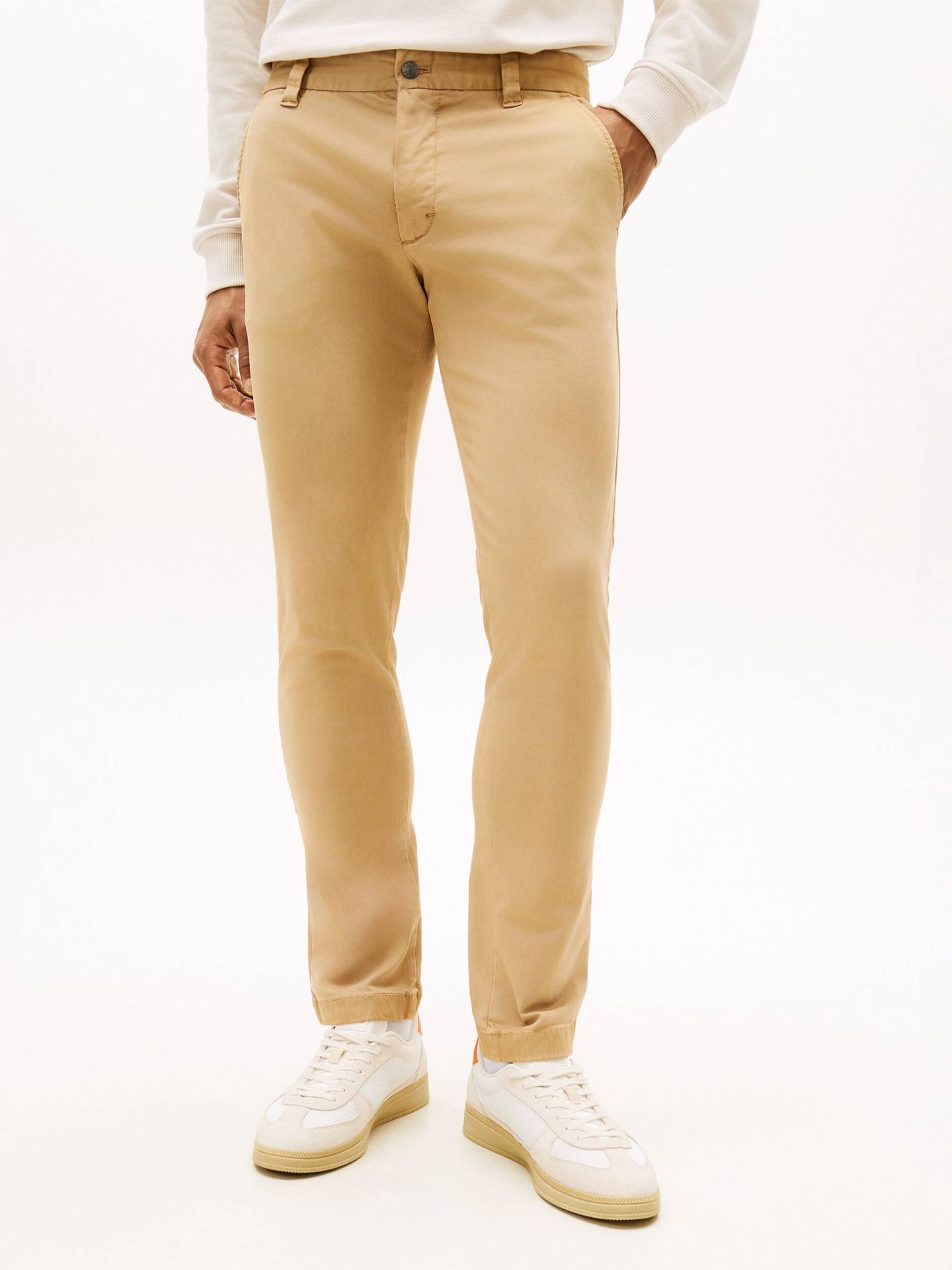 Tommy Jeans Spodnie chino Scanton TH x F.C. Liverpool Slim Fit