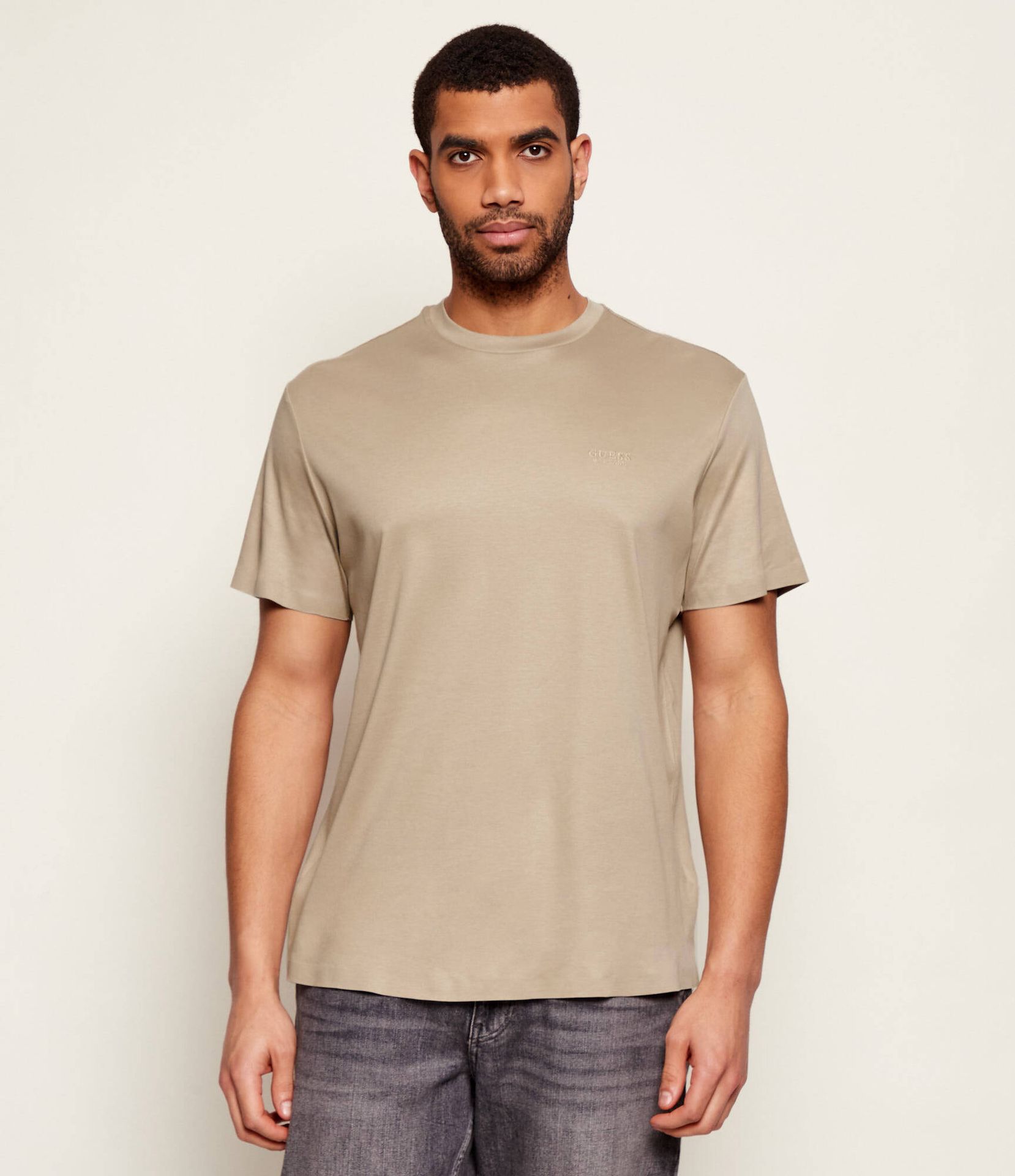 GUESS T-shirt Regular Fit z dodatkiem jedwabiu