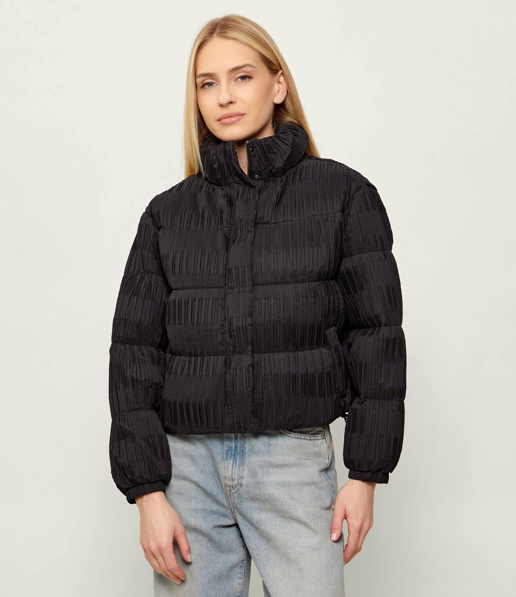 GUESS Kurtka Cropped Fit