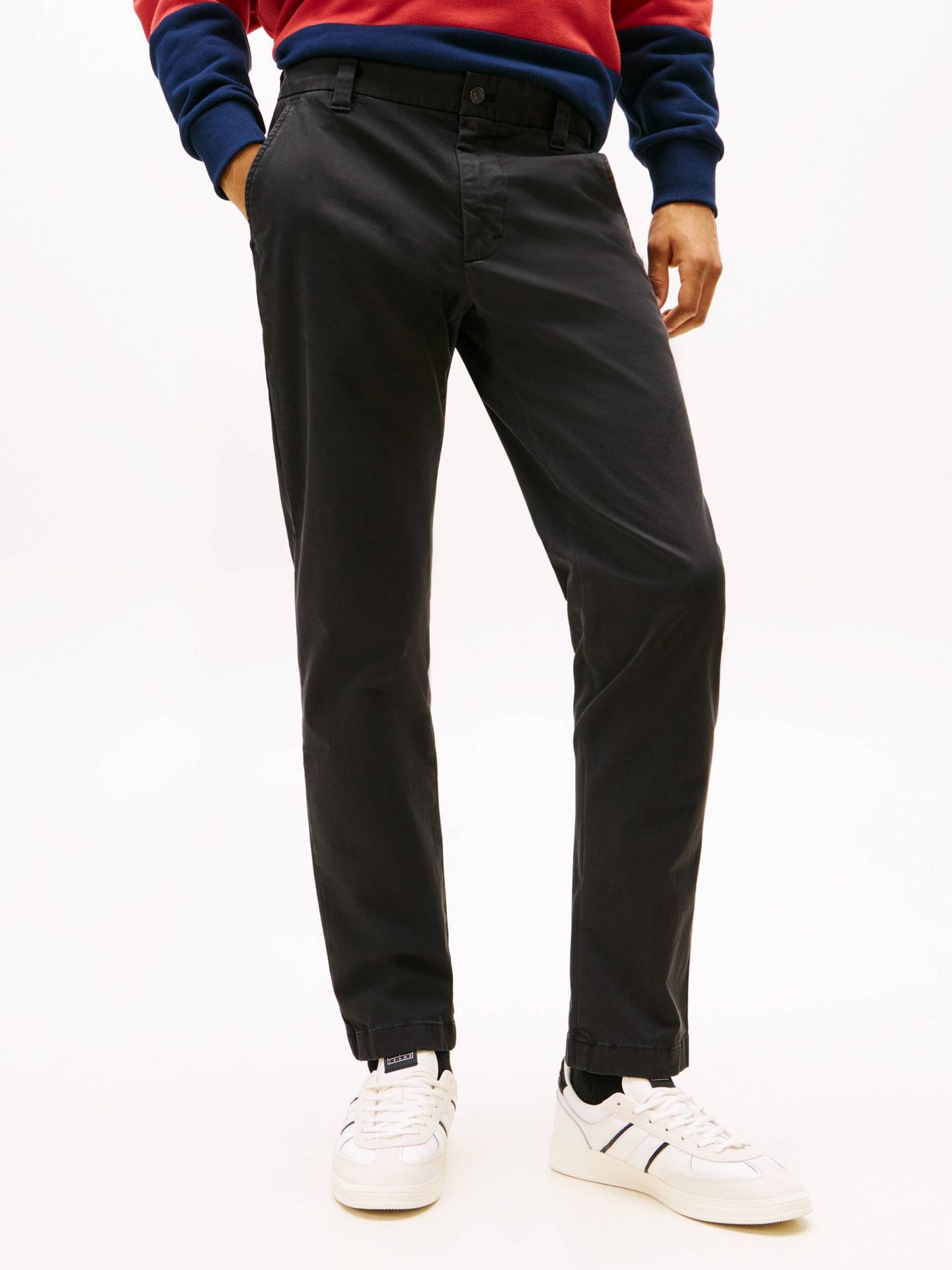 Tommy Jeans Spodnie chino Scanton TH x F.C. Liverpool Slim Fit