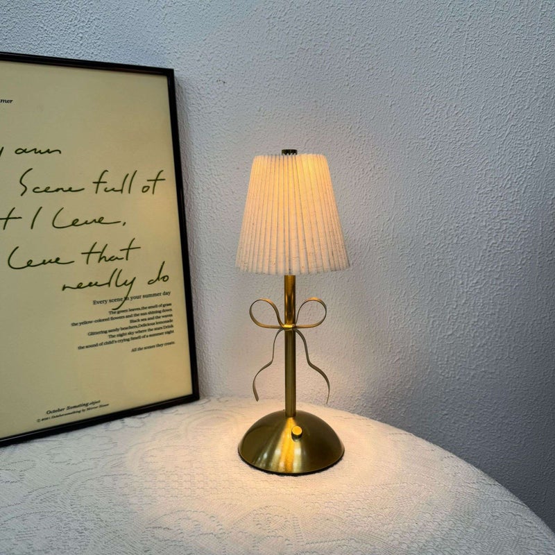 Lampa stołowa lniana z akumulatorem i kokardą, abażur z tkaniny, metalowa podstawa, miękkie światło, niskie napięcie, dekoracyjna lampka nocna