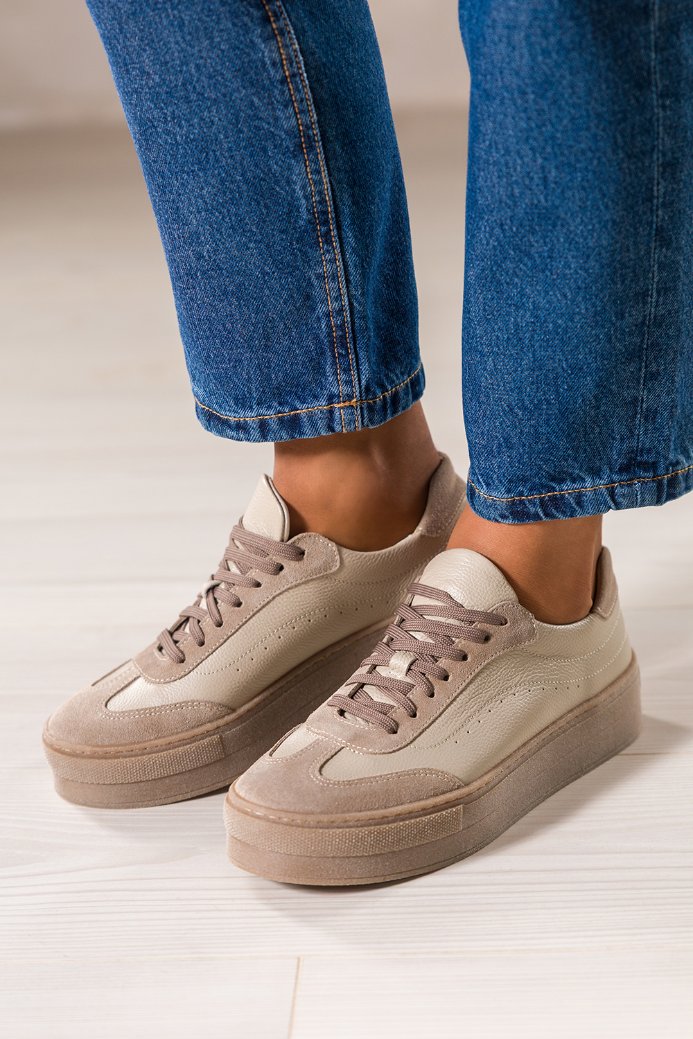Beżowe sneakersy skórzane damskie buty sportowe na platformie sznurowane PRODUKT POLSKI Casu M8572