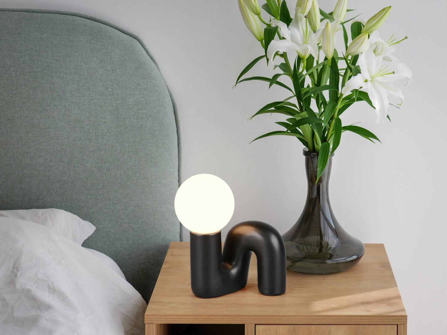QUINN organiczna lampa stołowa z czarnej ceramiki klosz biała kula 1xG9 R56821002