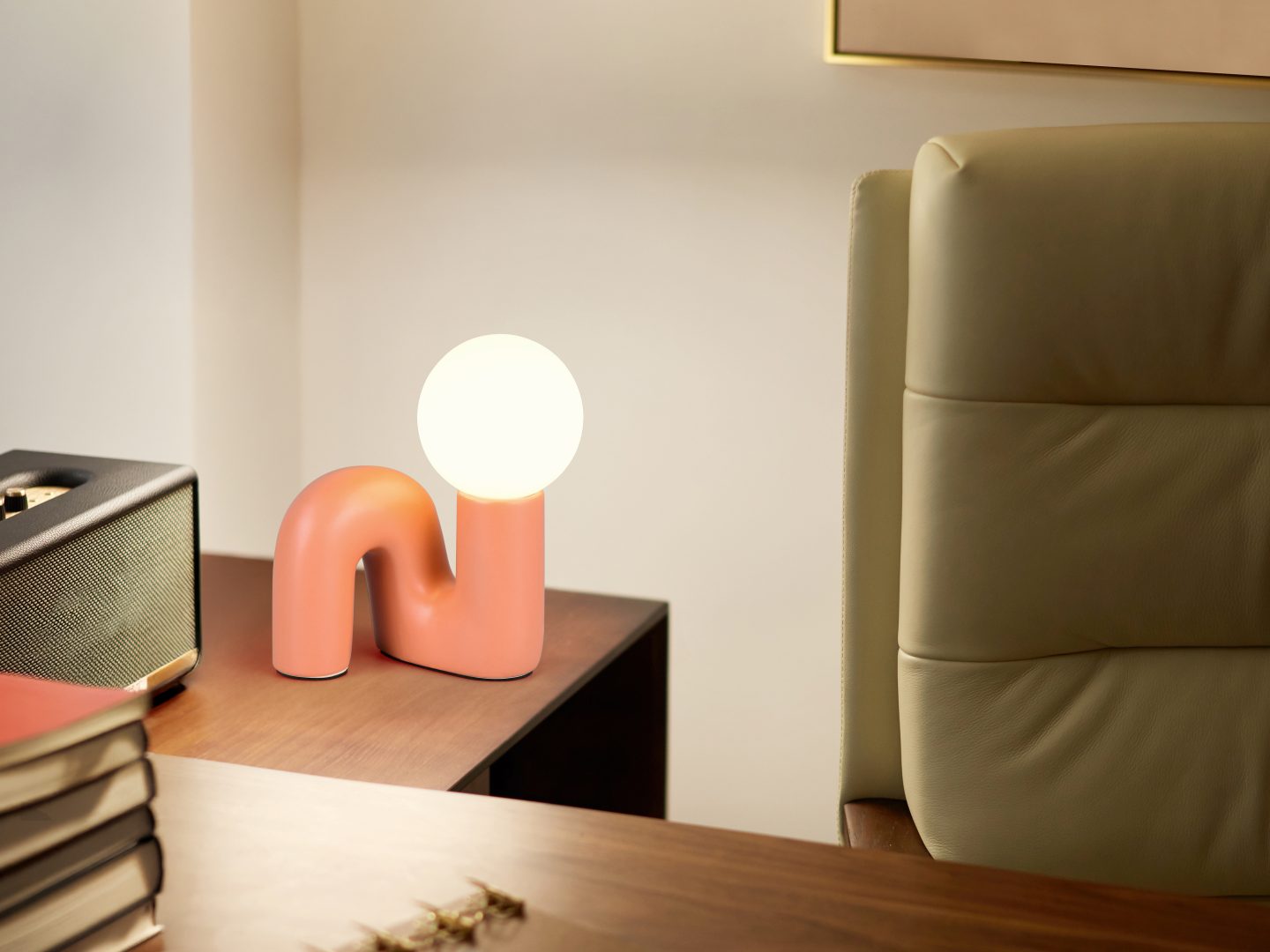 QUINN organiczna lampa stołowa z morelowej ceramiki klosz biała kula 1xG9 R56821040