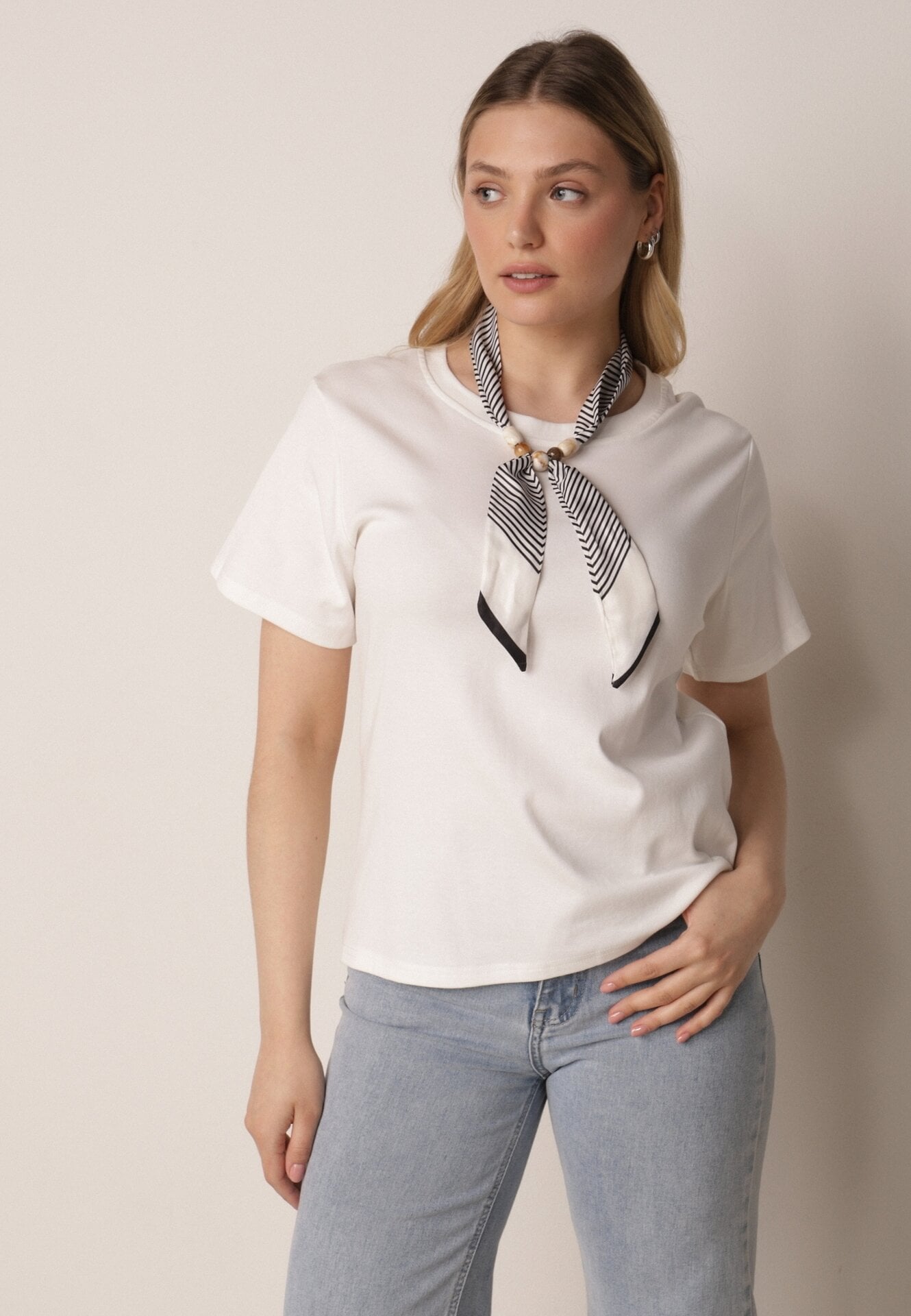 Biały T-shirt z Bawełny w Klasycznym Stylu z Apaszką Bluestel