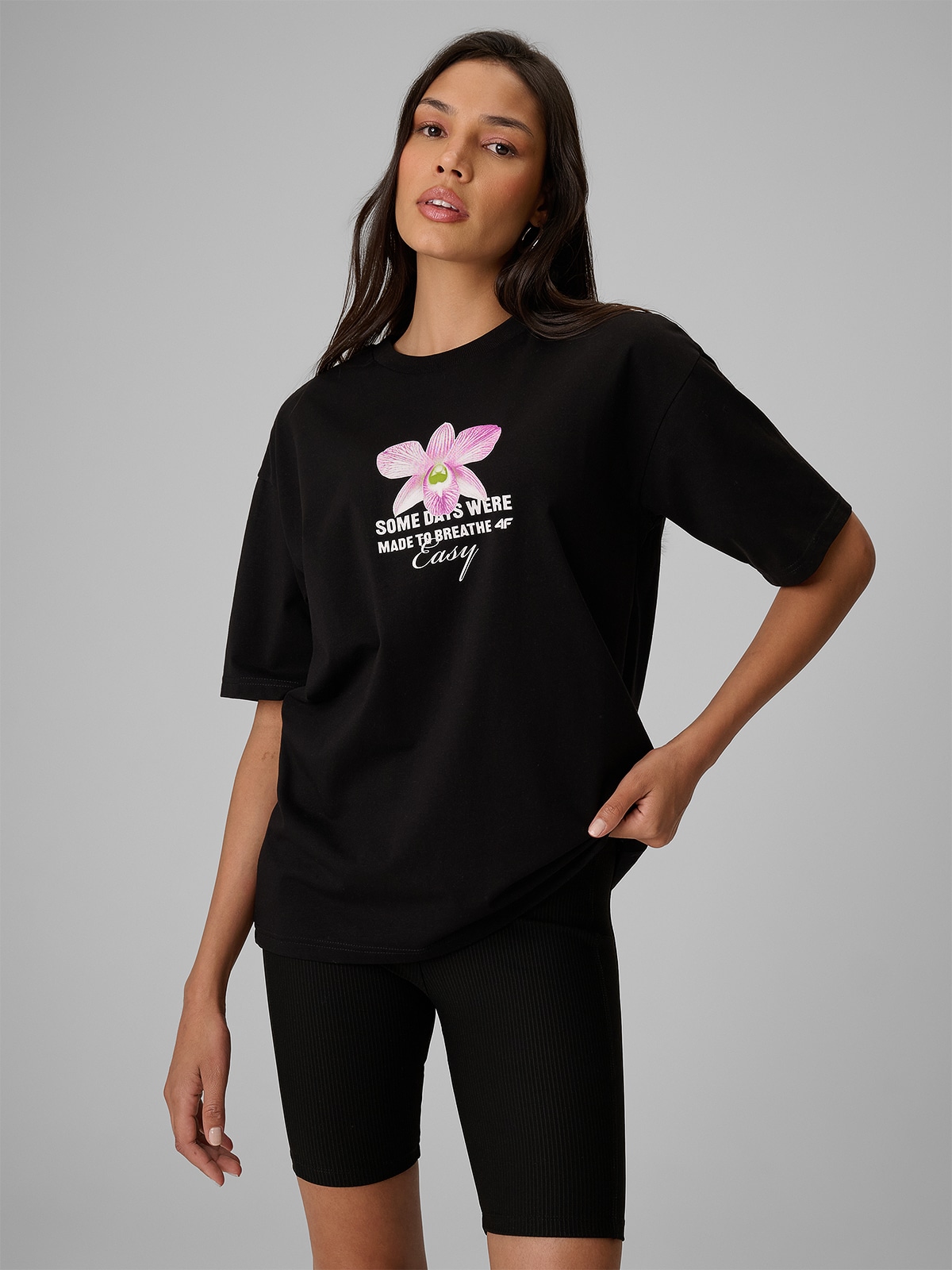 4F T-shirt loose z nadrukiem damski - czarny XS