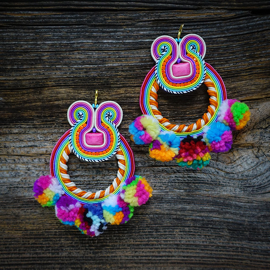 Nubi- duże i kolorowe kolczyki soutache z pomponami