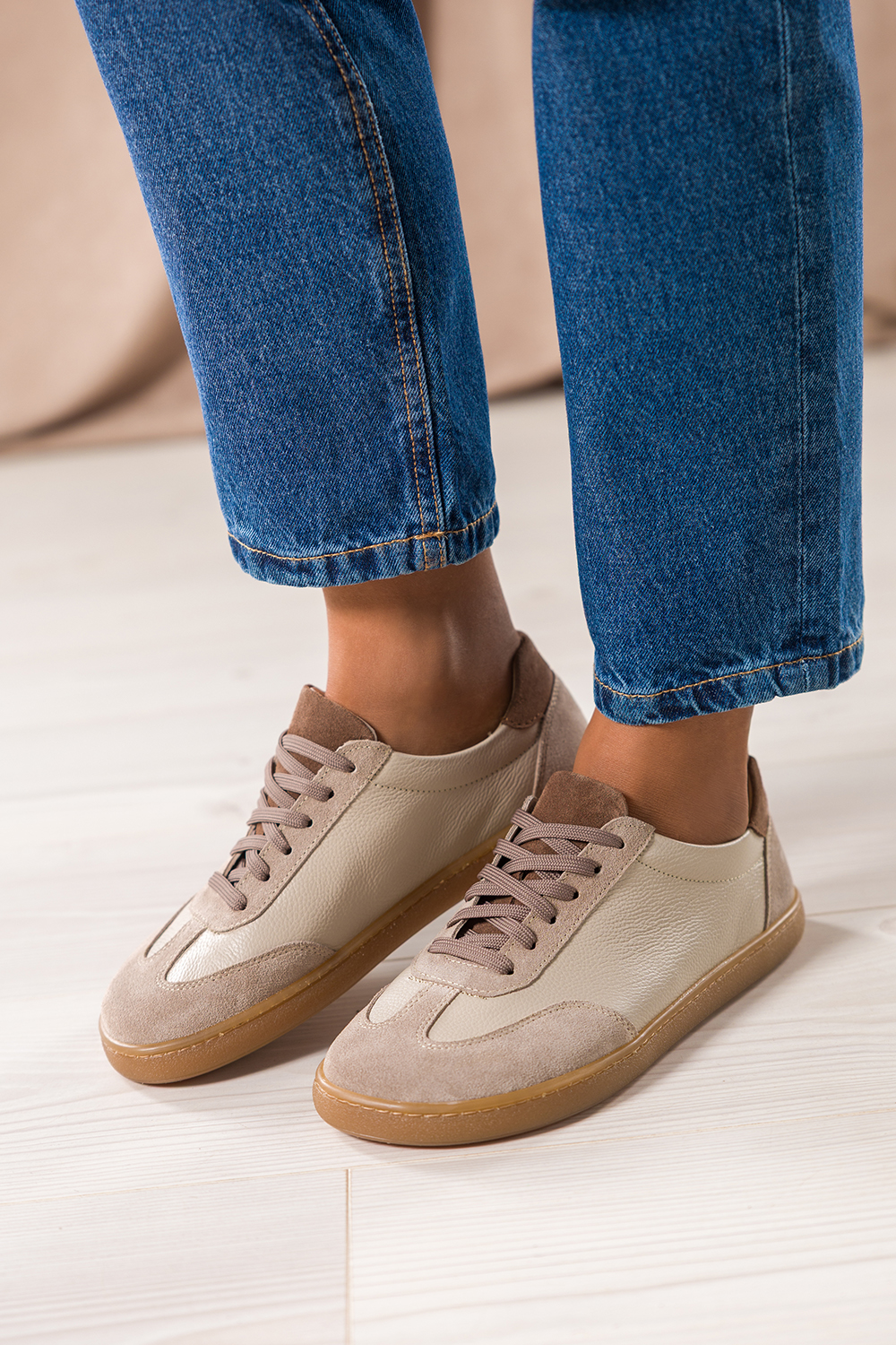 Beżowe buty sportowe barefoot skórzane damskie szerokie na elastycznej płaskiej podeszwie brązowe wstawki sznurowane PRODUKT POLSKI Casu M8568
