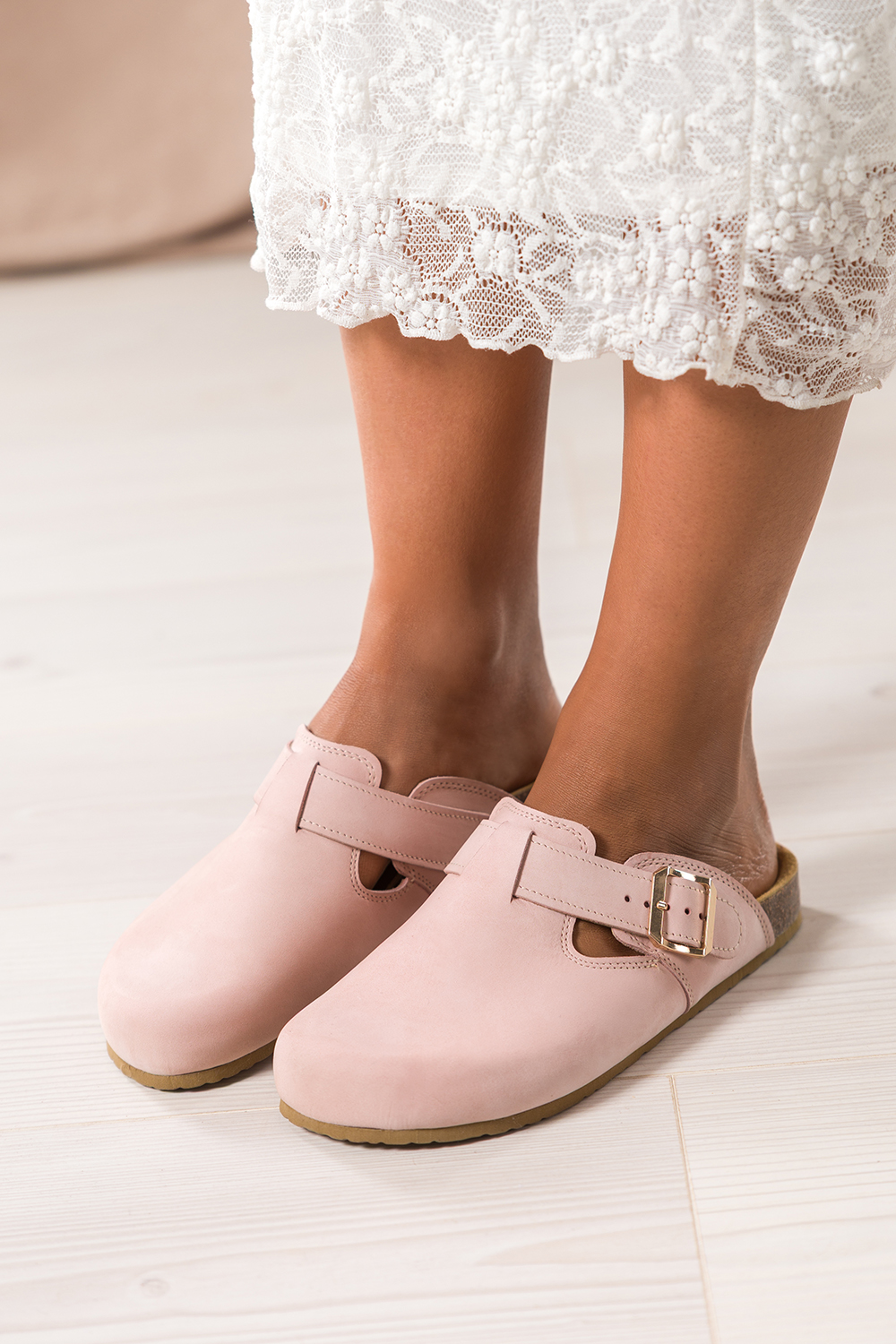 Jasnoróżowe klapki skórzane damskie barefoot szerokie na profilowanej korkowej podeszwie pasek ze złotą klamrą PRODUKT POLSKI Casu 8092
