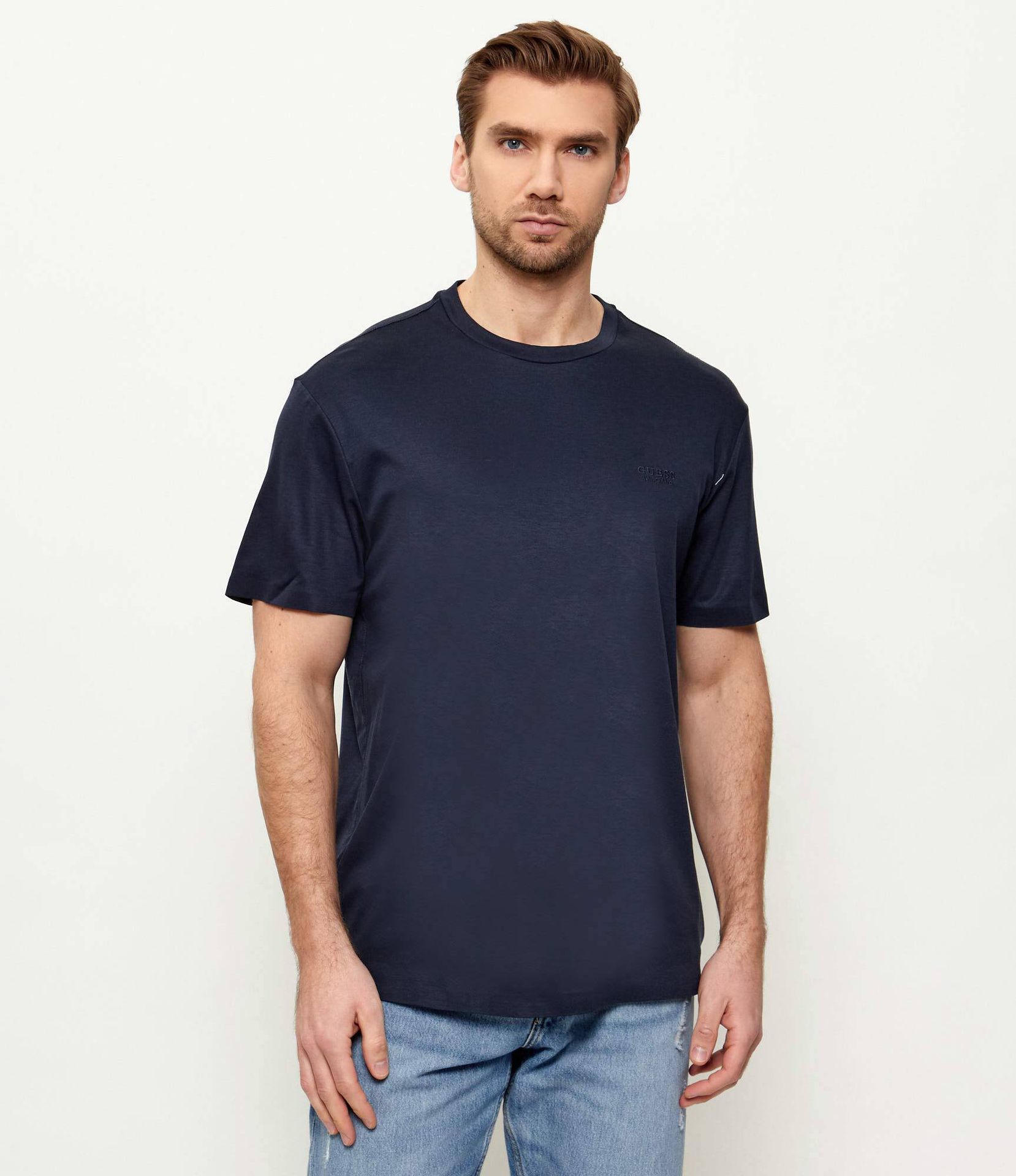 GUESS T-shirt Regular Fit z dodatkiem jedwabiu