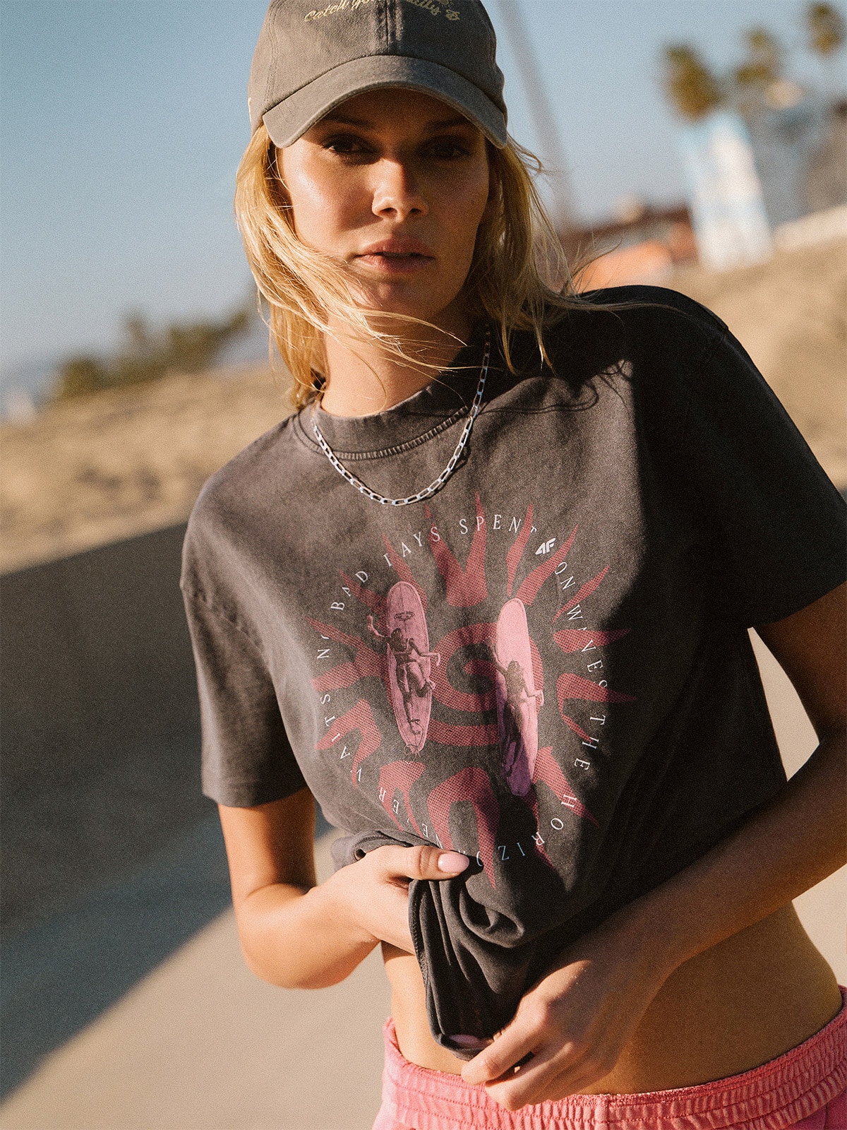 4F T-shirt loose z nadrukiem damski - czarny XS
