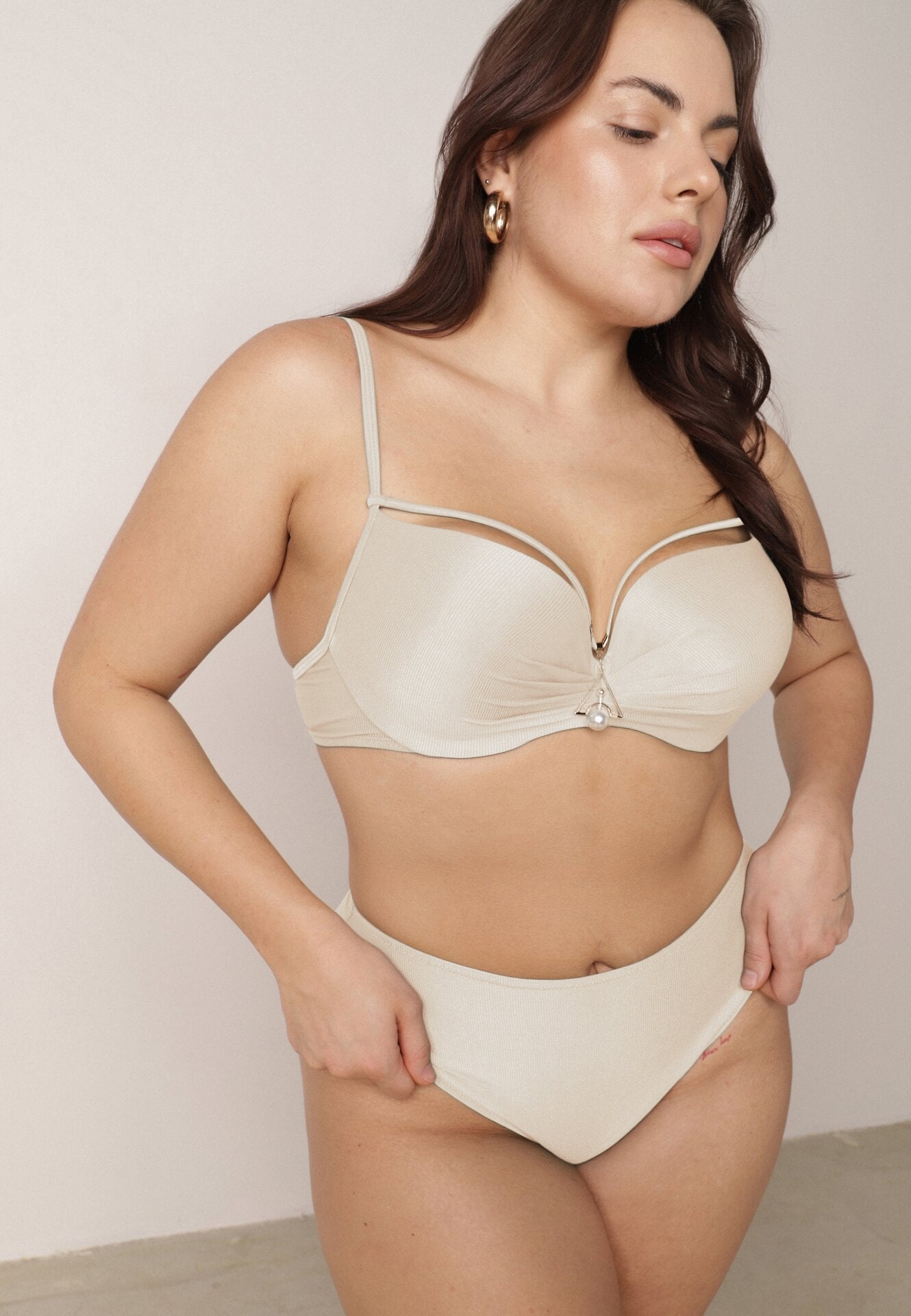 Jasnobeżowe Bikini Majtki Figi i Biustonosz z Paskami i Perłową Aplikacją Cahresha