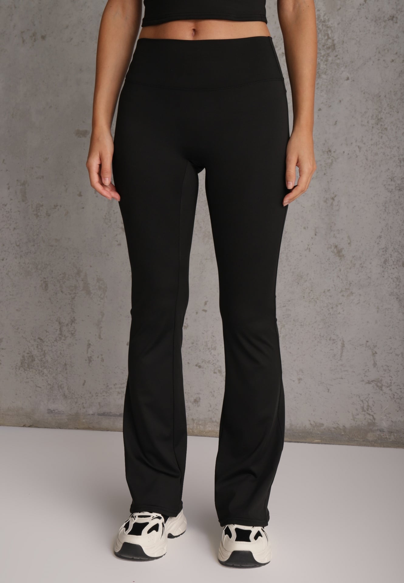 Czarne Legginsy Flare High Waist Ozdobione z Tyłu Modelującym Marszczeniem Deinoreia
