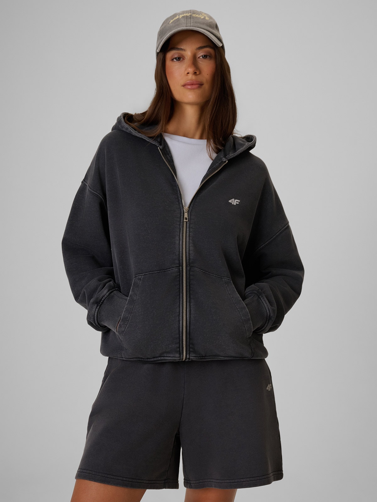 4F Bluza dresowa oversize z kapturem damska - czarna XS