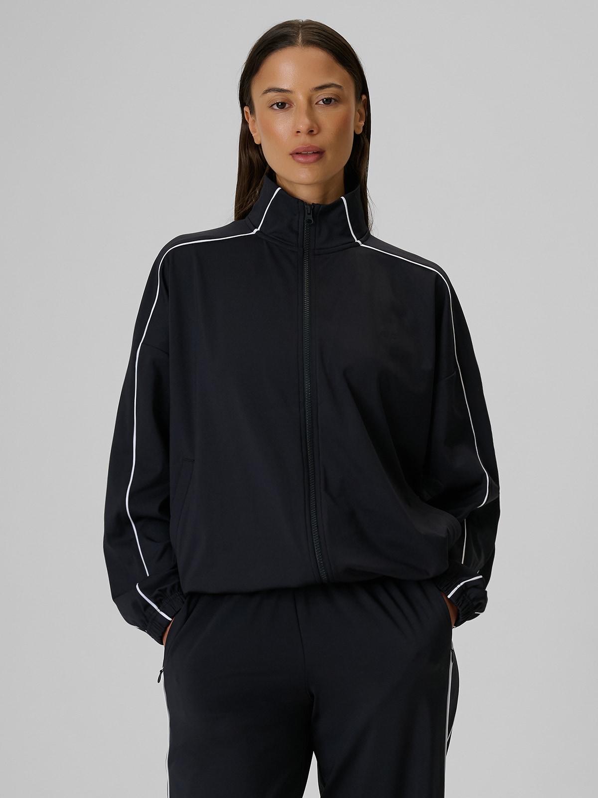 4F Bluza dresowa loose bez kaptura damska - czarna XS