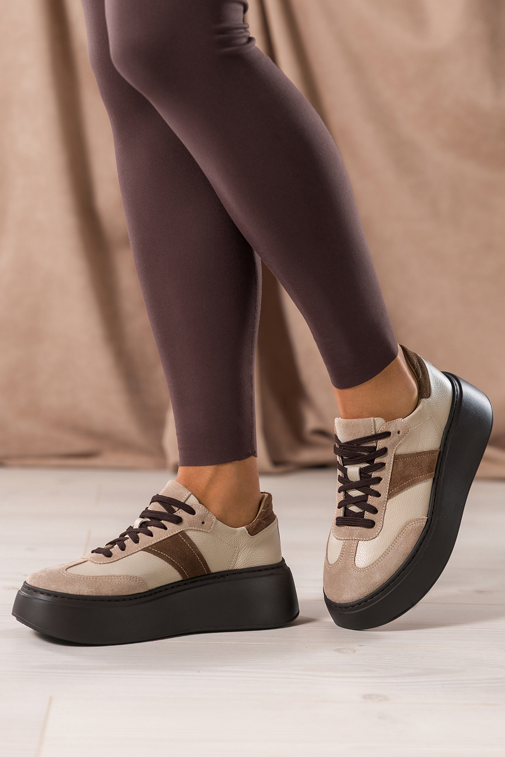 Beżowe sneakersy skórzane damskie buty sportowe na platformie sznurowane brązowe wstawki PRODUKT POLSKI Casu M8567