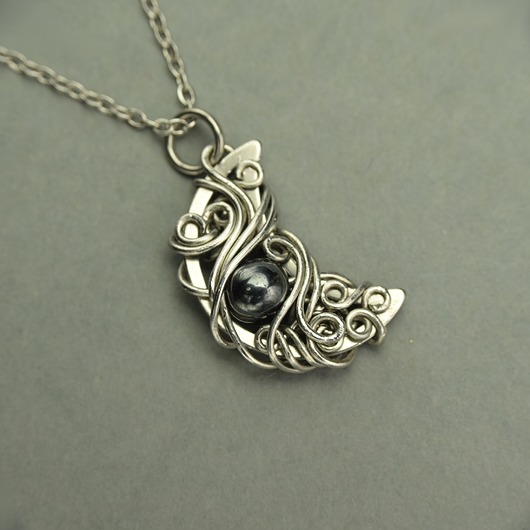 Wisiorek księżyc hematyt wire wrapping