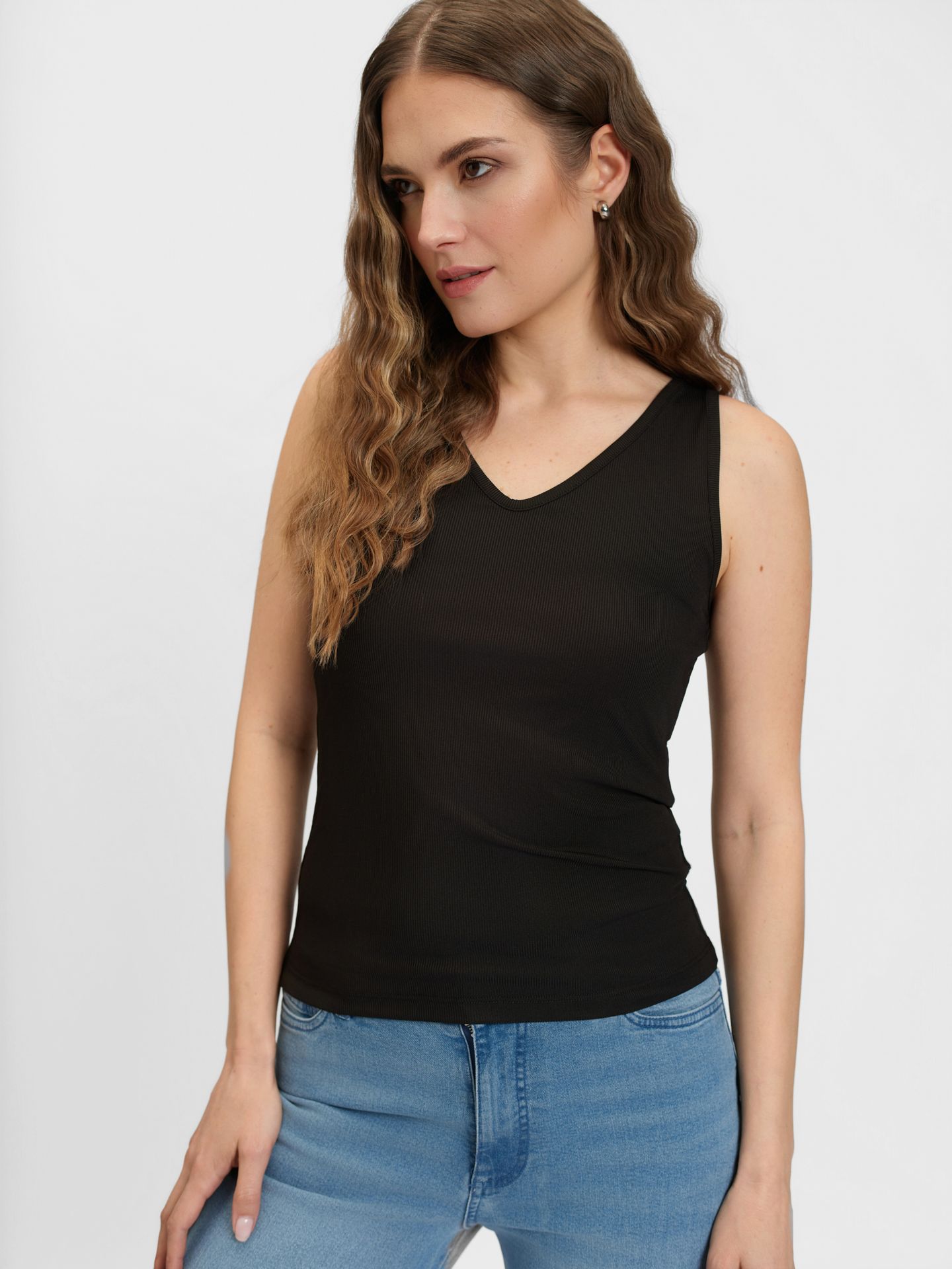 Czarny top na ramiączkach z dekoltem v-neck