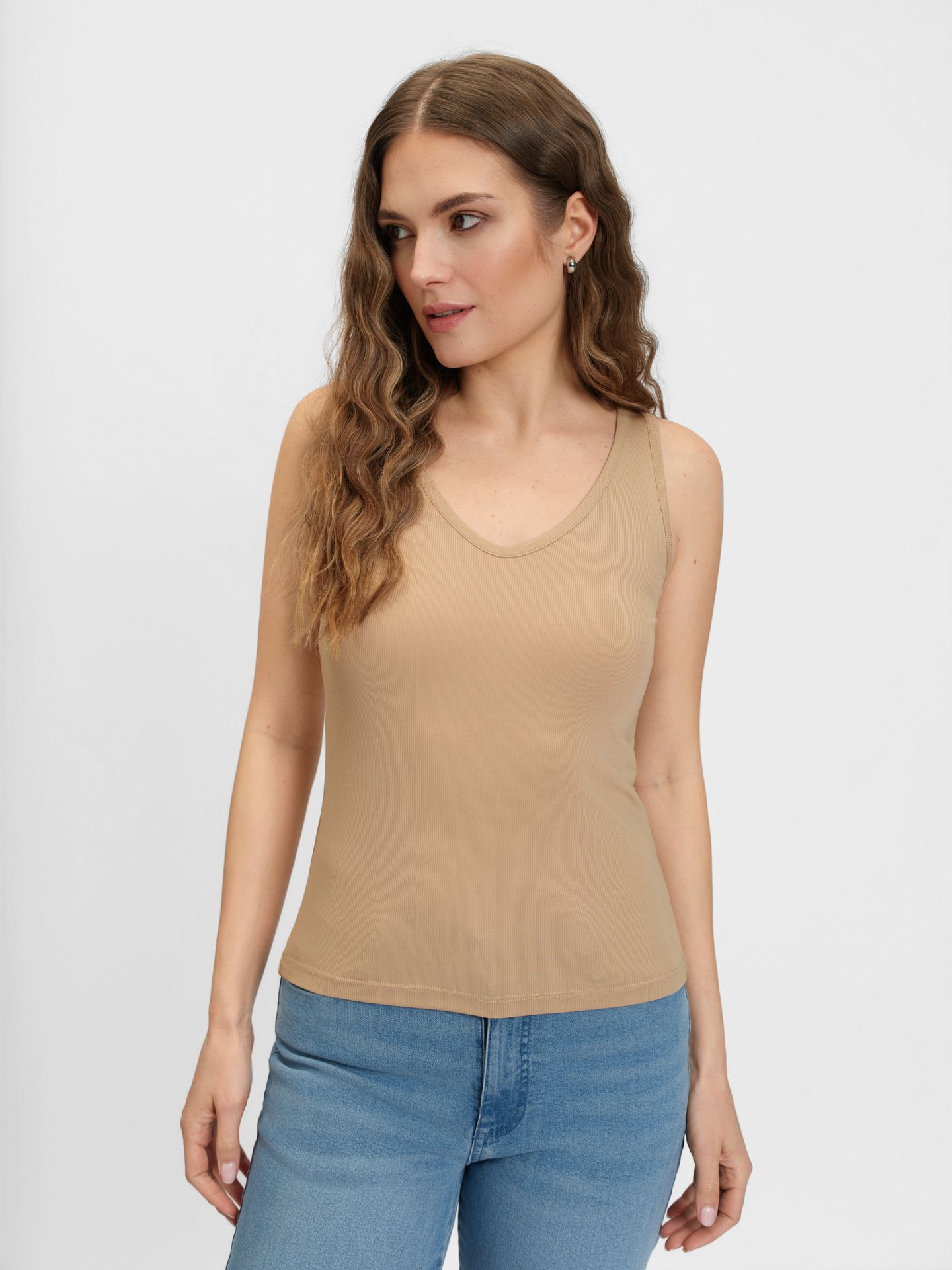 Beżowy top na ramiączkach z dekoltem v-neck