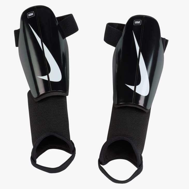 Ochraniacze piłkarskie NIKE Nagolenniki CHARGE r M