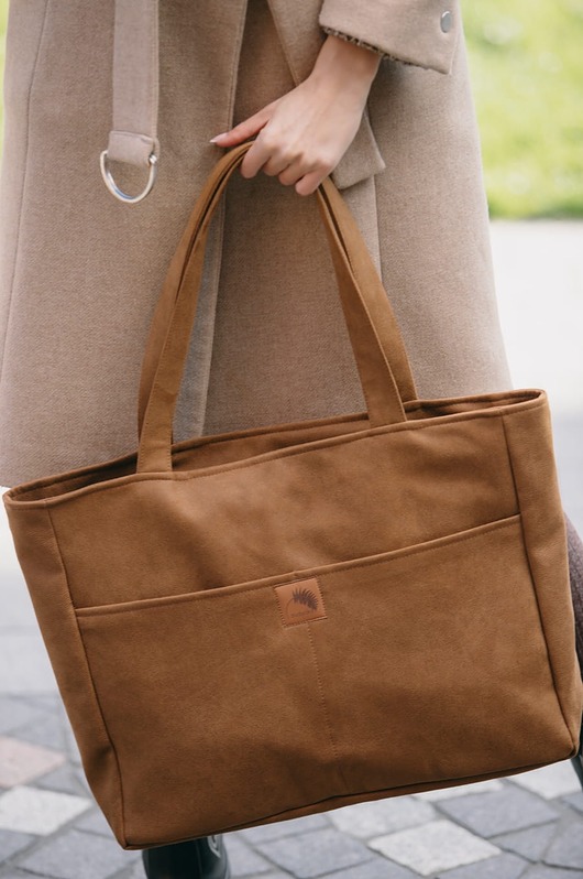 Torba NA LAPTOP Shopper z nubuku tapicerskiego w kolorze camel