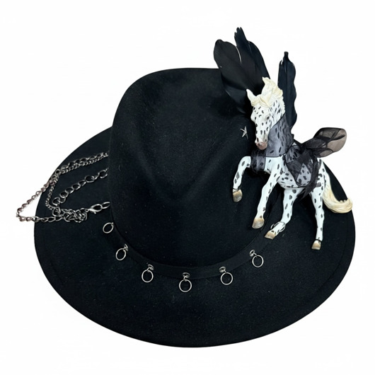 Upcyklingowany kapelusz Dark Pegasus