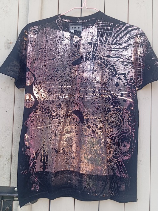 Unikatowy T-shirt artystyczny Golden Pink