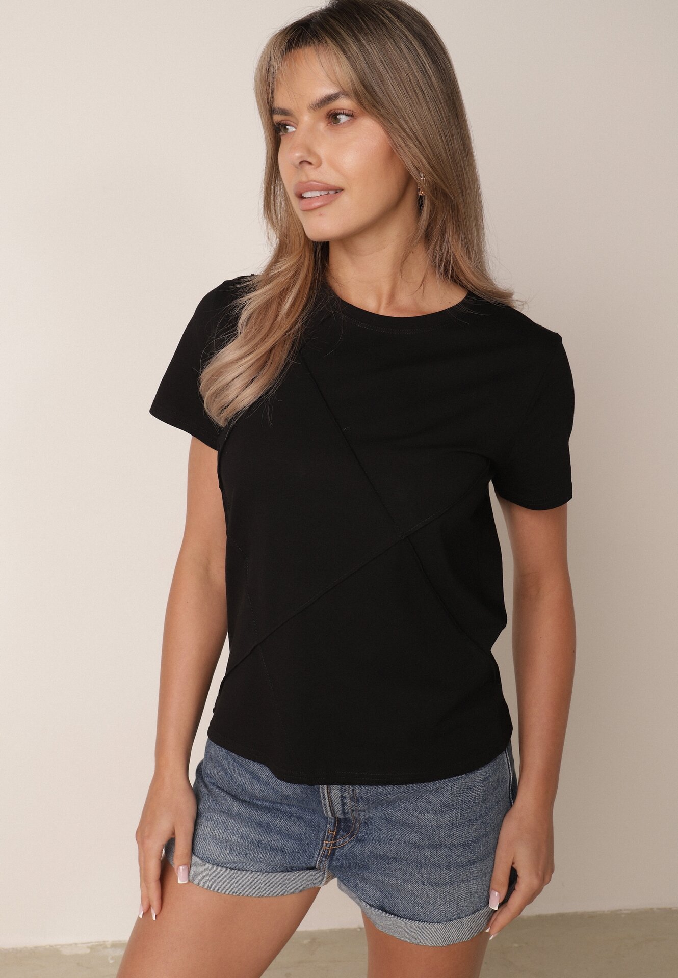 Czarny Klasyczny T-shirt z Bawełny Zdobiony Przeszyciami w Romby Onissa
