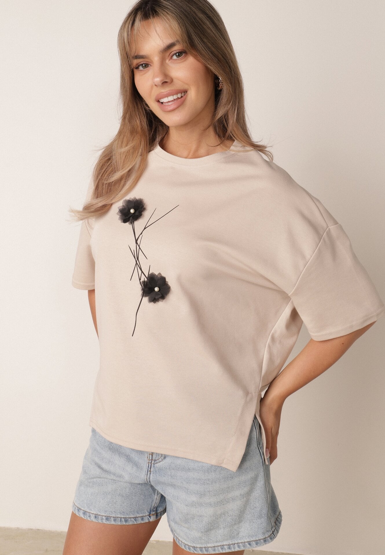 Jasnobeżowy T-shirt z Wiskozy z Perełkami i Kwiatami 3D Rossalie