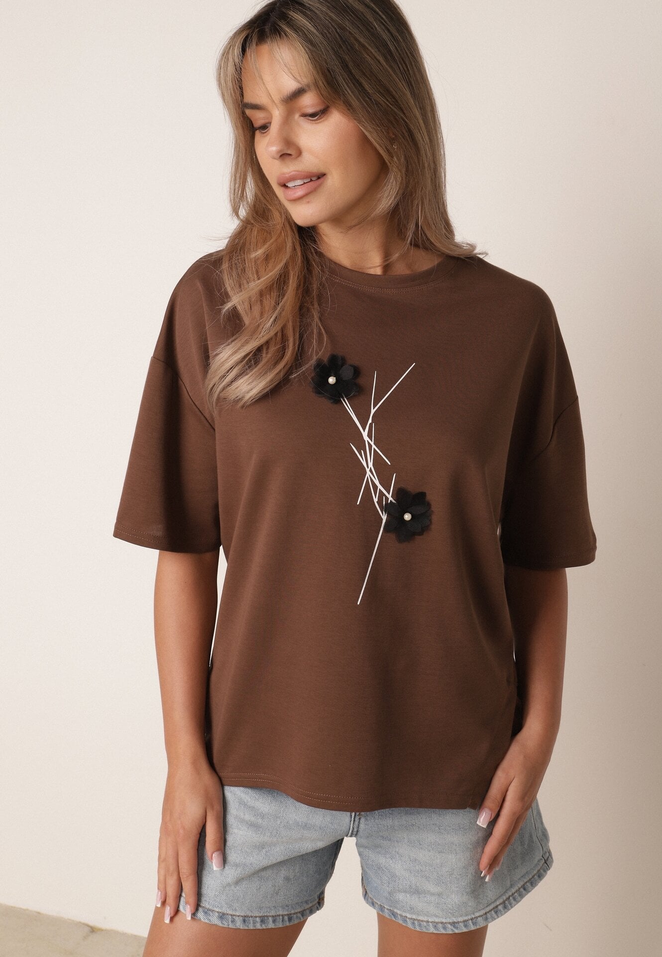 Brązowy T-shirt z Wiskozy z Perełkami i Kwiatami 3D Rossalie