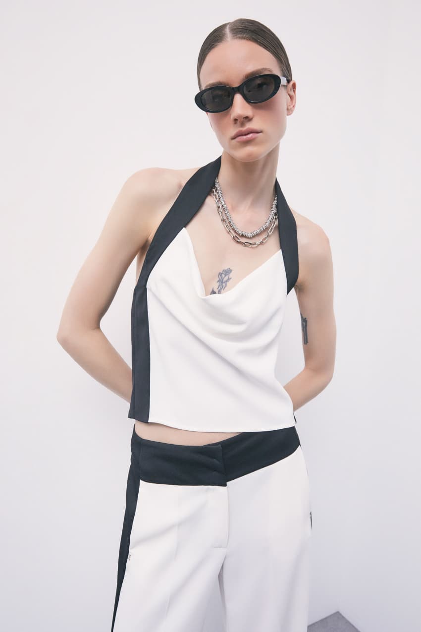 Top z dekoltem halter i odkrytymi plecami