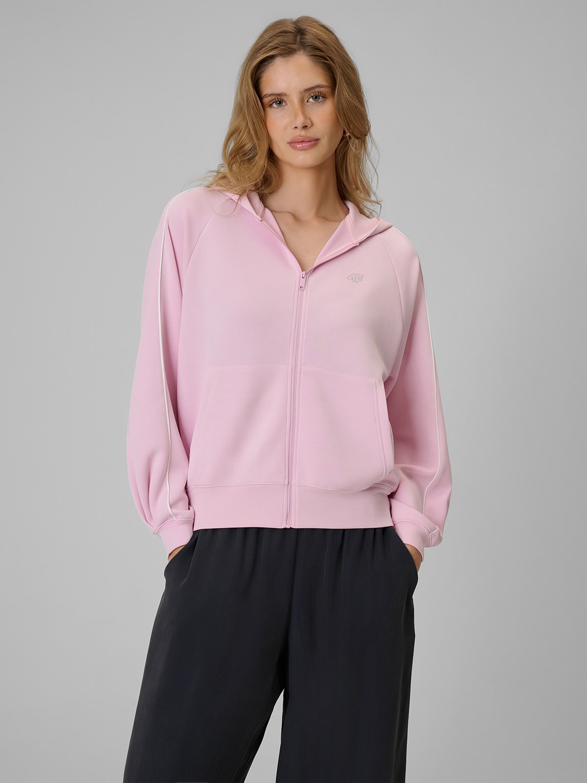 4F Bluza dresowa regular z kapturem damska - różowa XS