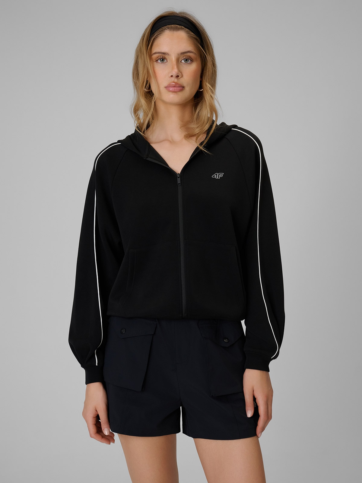 4F Bluza dresowa regular z kapturem damska - czarna XS