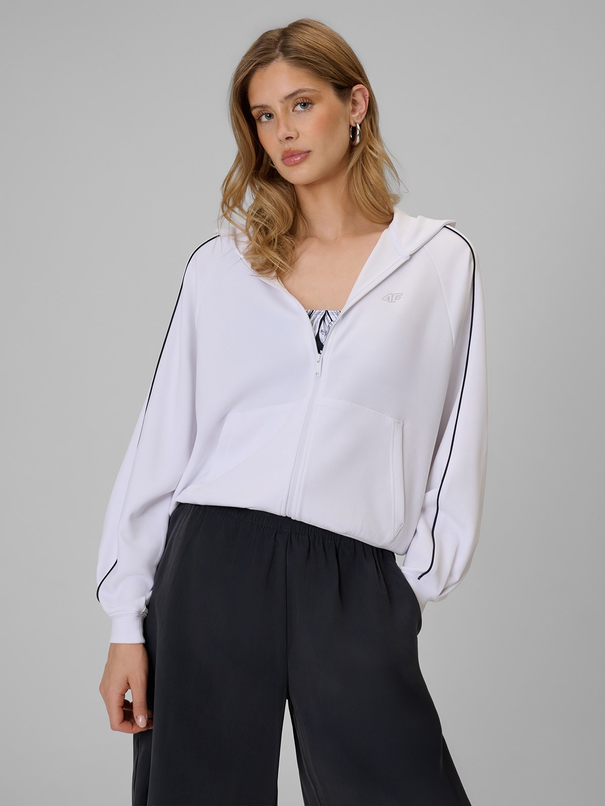 4F Bluza dresowa regular z kapturem damska - biała XS