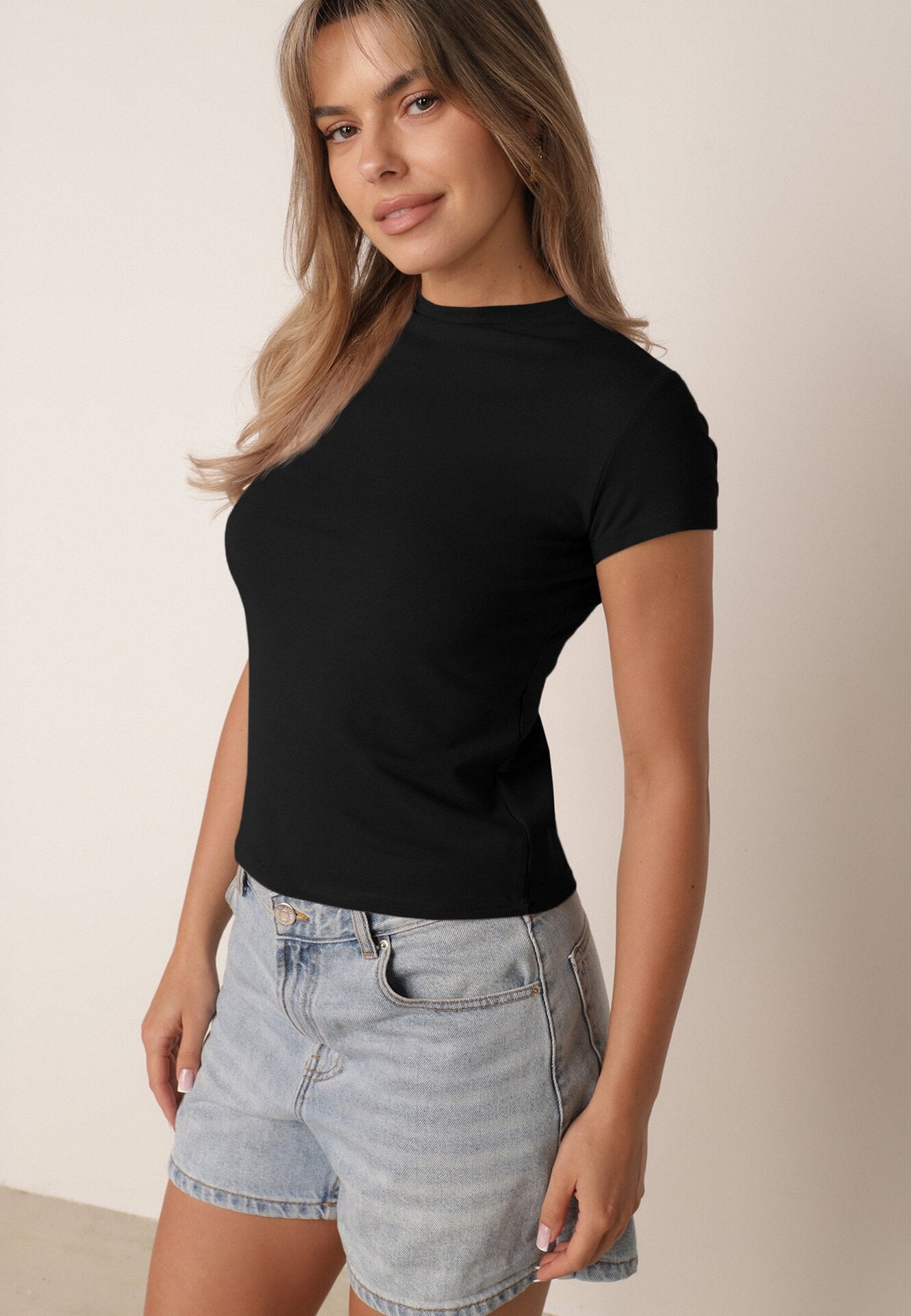 Czarny Gładki T-shirt z Wiskozy ze Stójką w Minimalistycznym Stylu Deleus