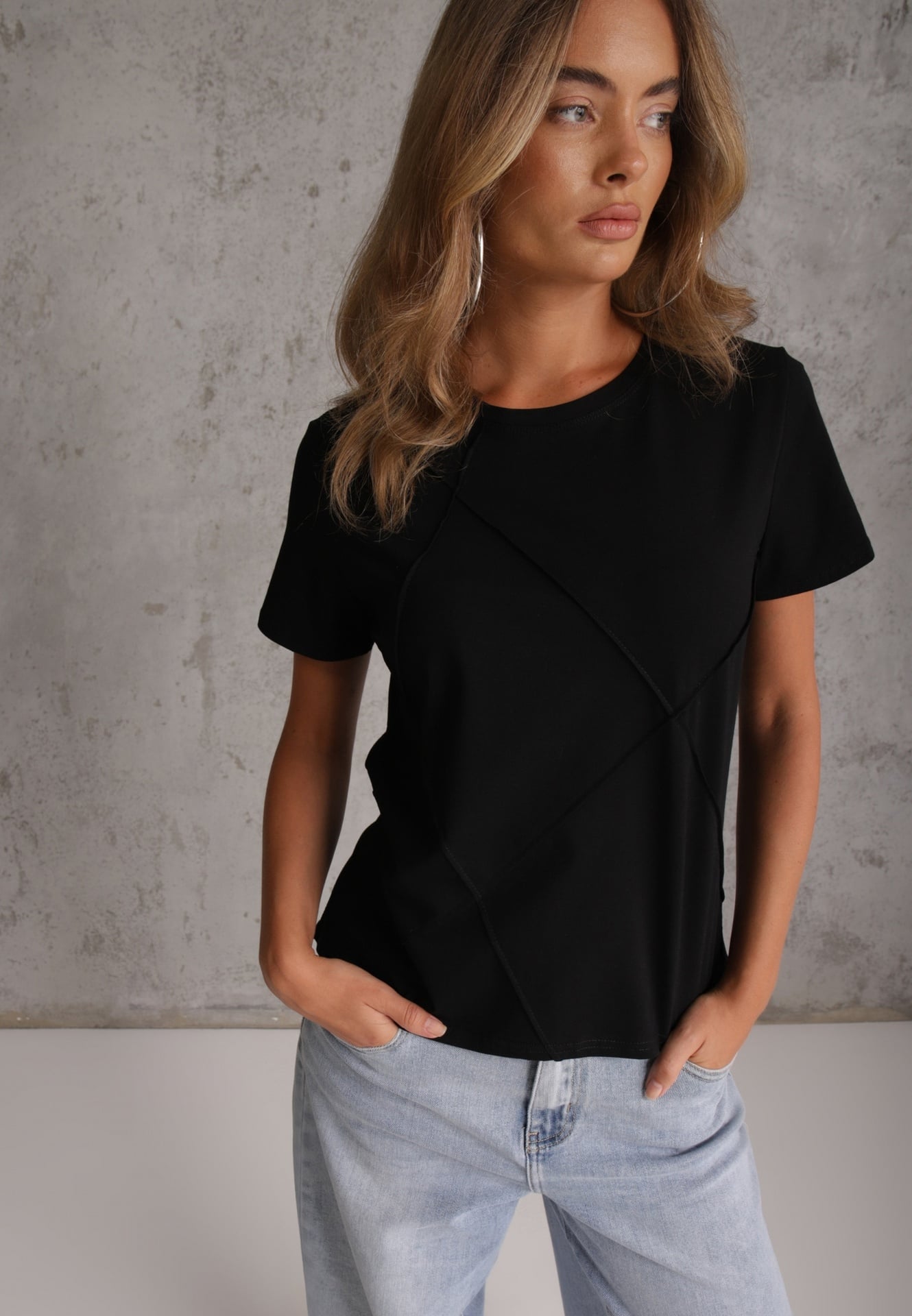 Czarny Bawełniany T-shirt o Klasycznym Kroju z Ozdobnymi Przeszyciami w Romby Luara