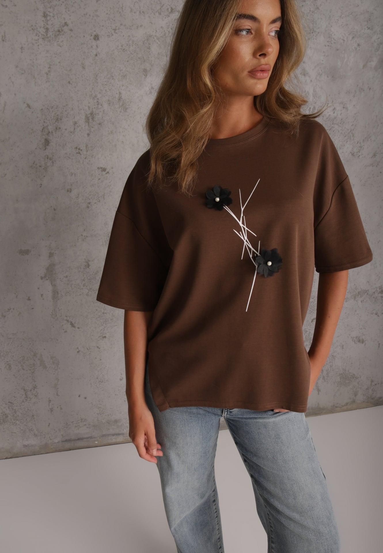 Brązowy Wiskozowy T-shirt Ozdobiony Kwiatami i Perełkami Muvine