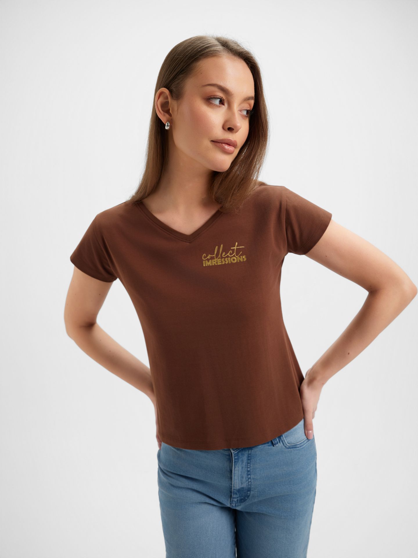 Brązowy t-shirt z dekoltem w serek